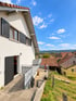 Aussentreppe und Terrasse vor dem Erdgeschoss, mit Blick ins Tal