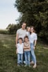 Familie Rapberger geht händchenhaltend durch die Wiese