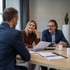 Beratungsgespräch am Tisch mit Unterlagen