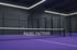 Padelplatz mit schwarzem Boden und Netz, darauf der Text "PADEL FACTORÍA", umgeben von dunklen Wänden und Deckenlichtern.