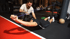 Julius Teuber betreut einen Athleten beim Training mit dem Widerstandsband