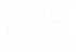 Weißer Schriftzug "BRAUT & BRÄUTIGAM MAGAZIN FOTO AWARD '25" auf grünem Hintergrund, eingerahmt von Linien oben und unten.