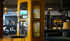 Lounge mit gelber Telefonzelle im FitnessKing