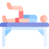 Klettergerüst mit Ringen und Sprossenleiter auf Spielplatz.