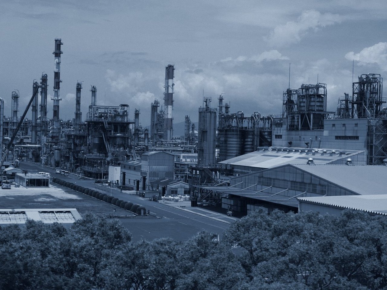 Chemiewerk mit Rohrleitungen und Tanks