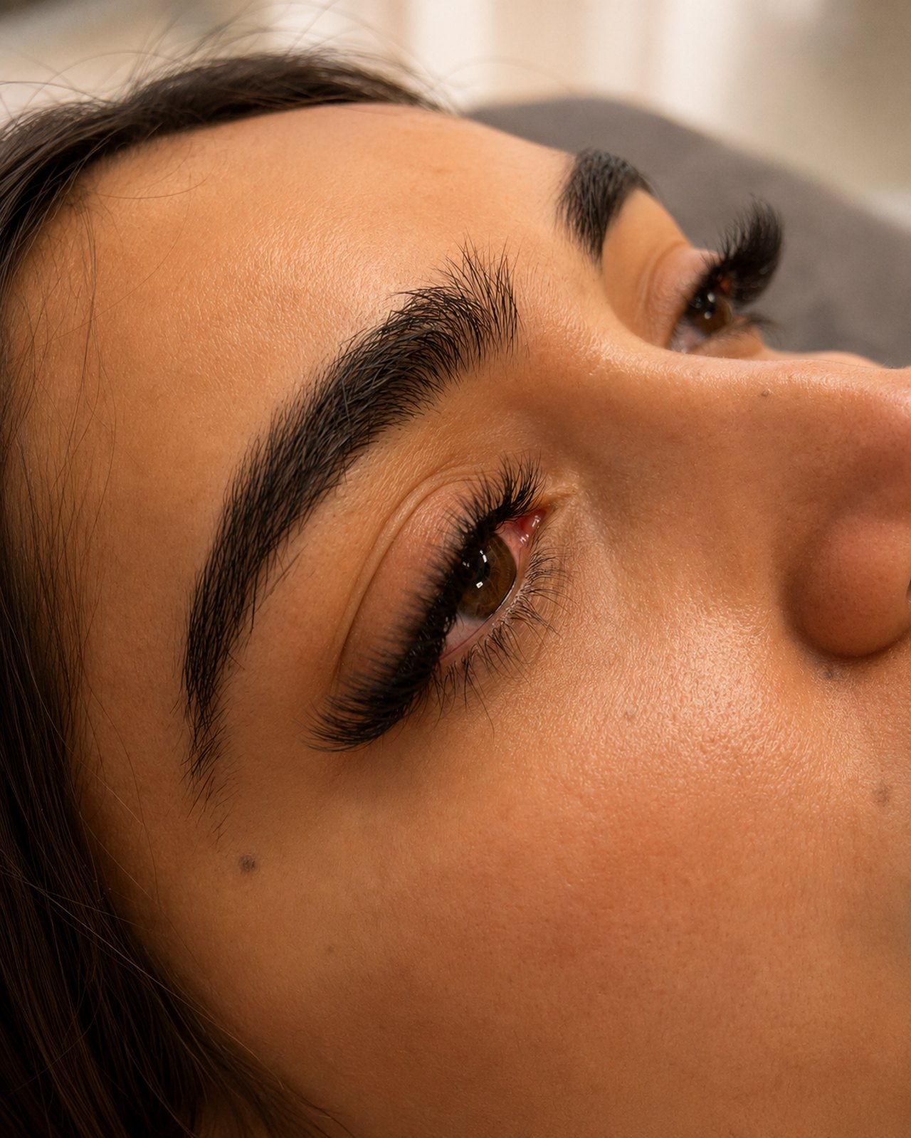 Wimpernverlängerung an der Augenpartie einer Kundin bei SWON in Pforzheim, Aufnahme 1