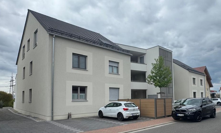 Neubau Neulußheim, Giebelseite mit Loggien und Treppenhausturm