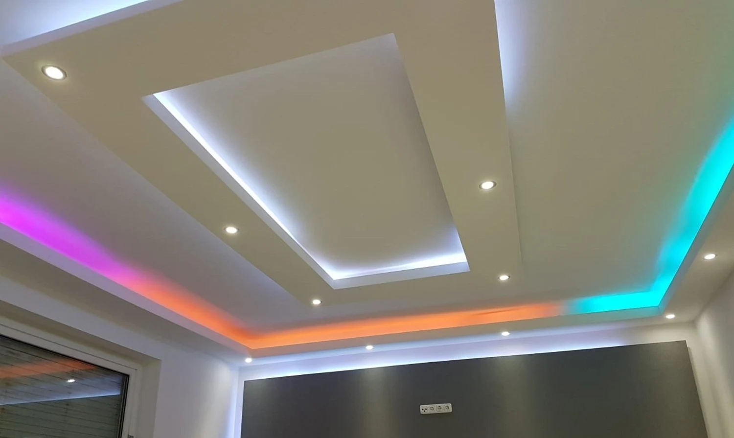 Abgehängte Decke mit indirekter LED-Beleuchtung