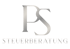 Graue Buchstaben "PS" ineinander verschlungen über "STEUERBERATUNG" auf dunkelgrünem Hintergrund.