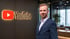 Fabian Reinelt von FR Media neben leuchtendem YouTube Logo – YouTube Agentur Frankfurt