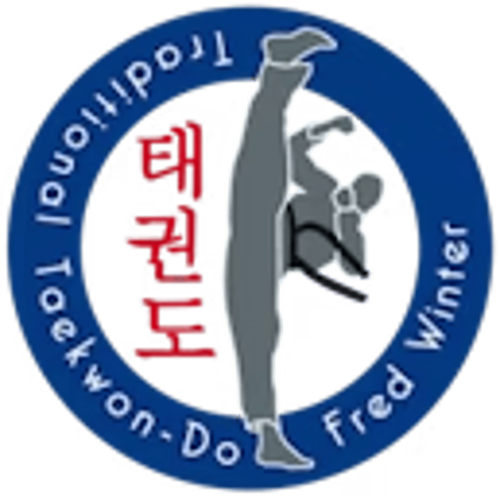 Blaues Kreislogo "Traditional Taekwon-Do Fred Winter" mit Kampfsportler in Tritt-Pose und koreanischen Schriftzeichen.
