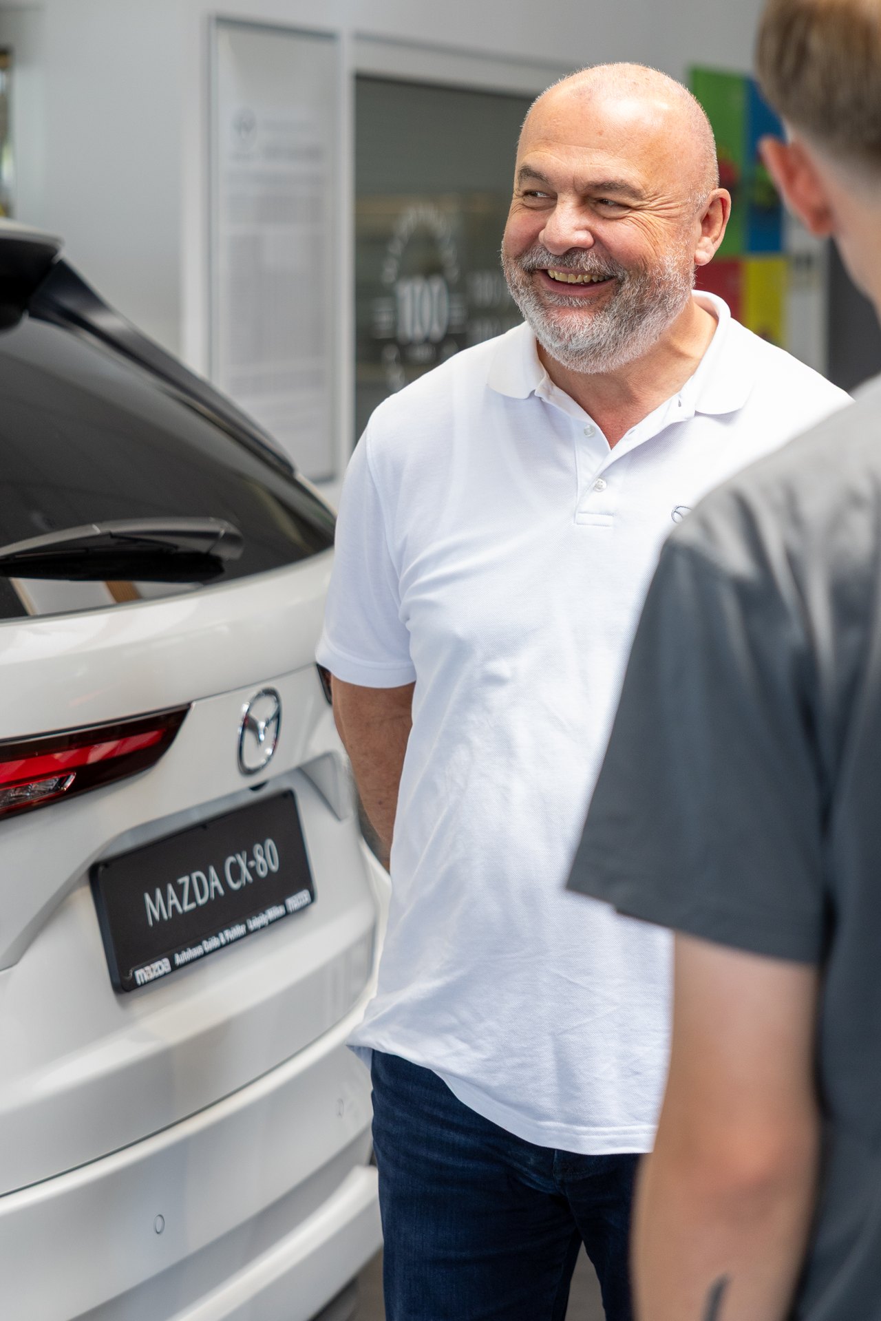 Uwe Rössler, Geschäftsführer des Mazda Autohaus Gaida & Fichtler neben einem Neuwagen in Leipzig-Mölkau