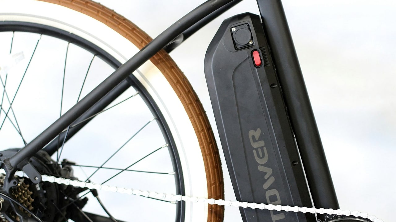 Akku eines E-Bikes am Rahmen