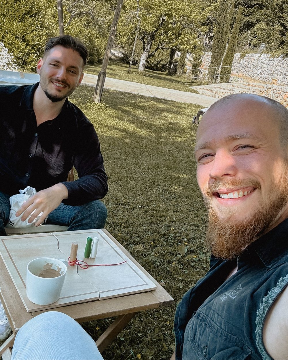 Zwei Männer beim Brettspiel im Garten