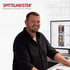 Mann lächelt vor Computer mit 3D-Balkonmodell; Spittelmeister Logo: "Balkone & Aufzüge mit System".