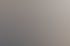 Ein Mann und eine Frau lächeln in einem modernen Büro vor einem Monitor mit dem Text „Energie ist unser Antrieb“.