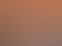 Heller Aufenthaltsraum mit orangefarbener Decke, gelben Raffgardinen, Korbsesseln und einer hölzernen Bar.