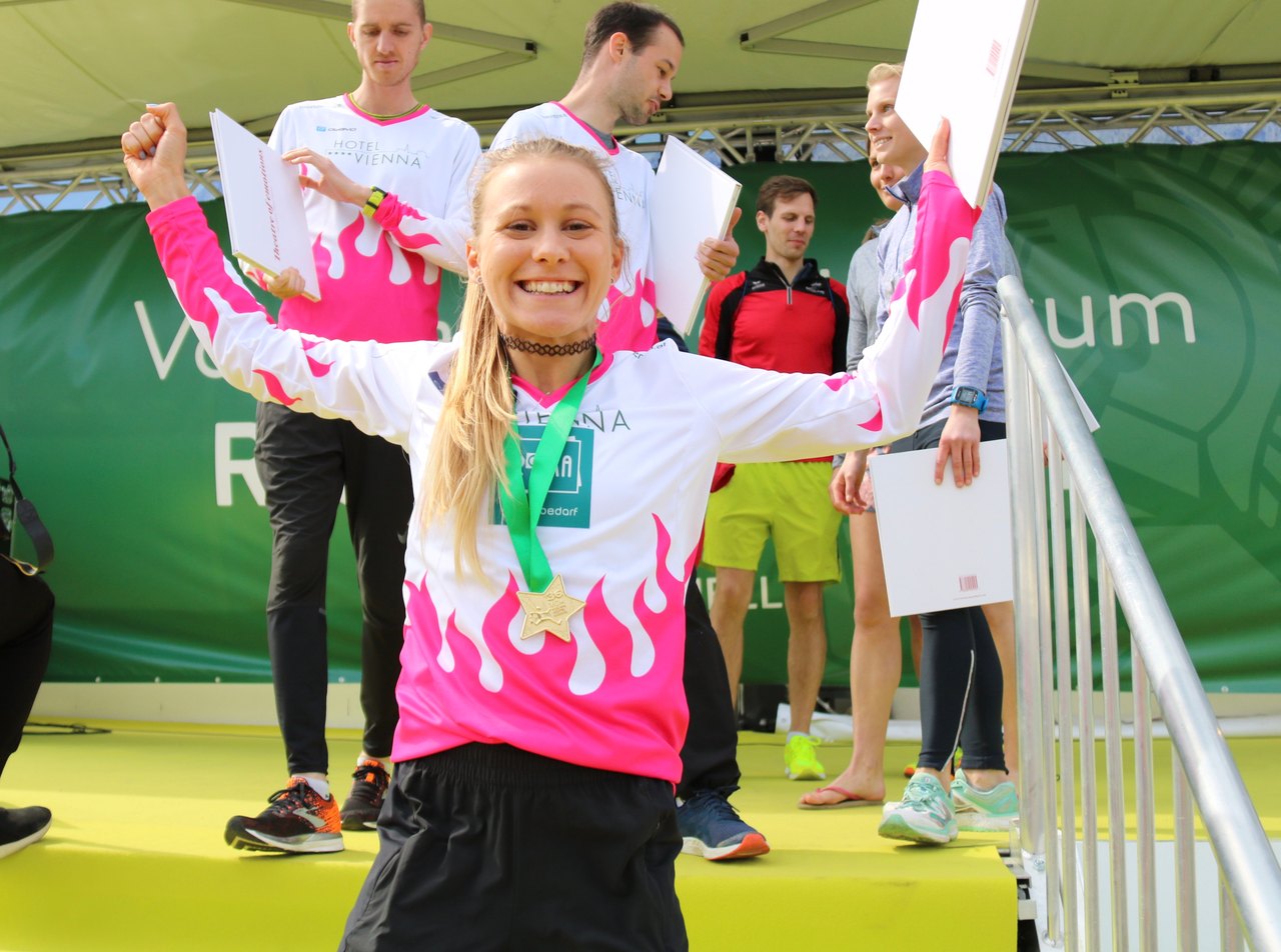 Julia Mayer jubelt mit Medaille nach dem Staffelsieg beim Vienna City Marathon 2019