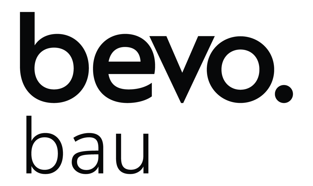 bevo. bau Logo in Schwarz auf dunkelgrünem Hintergrund.