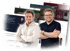 Zwei lächelnde Männer mit verschränkten Armen vor einer Collage aus verschiedenen Website-Layouts.