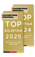 Zwei goldene Abzeichen mit der Aufschrift „FACHBETRIEB REGIONAL TOP SOLARTEUR 2025 Zertifizierung nach DSQ:3610“.