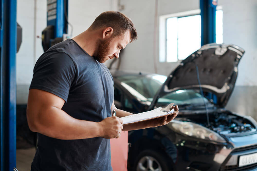 Werkstatt stellt bei der Reparatur eines Unfallfahrzeugs zusätzliche Schäden fest
