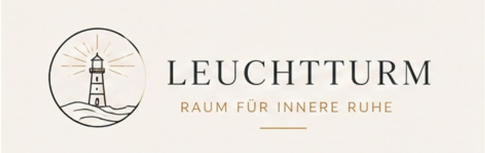 Logo mit Leuchtturm-Symbol und dem Text „LEUCHTTURM – RAUM FÜR INNERE RUHE“.