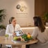 Ärztin bespricht Ernährungsplan auf Tablet mit Patientin; Obst und Gemüse auf dem Tisch. ELEMENTS, LONGEVITY & BIOHACKING.