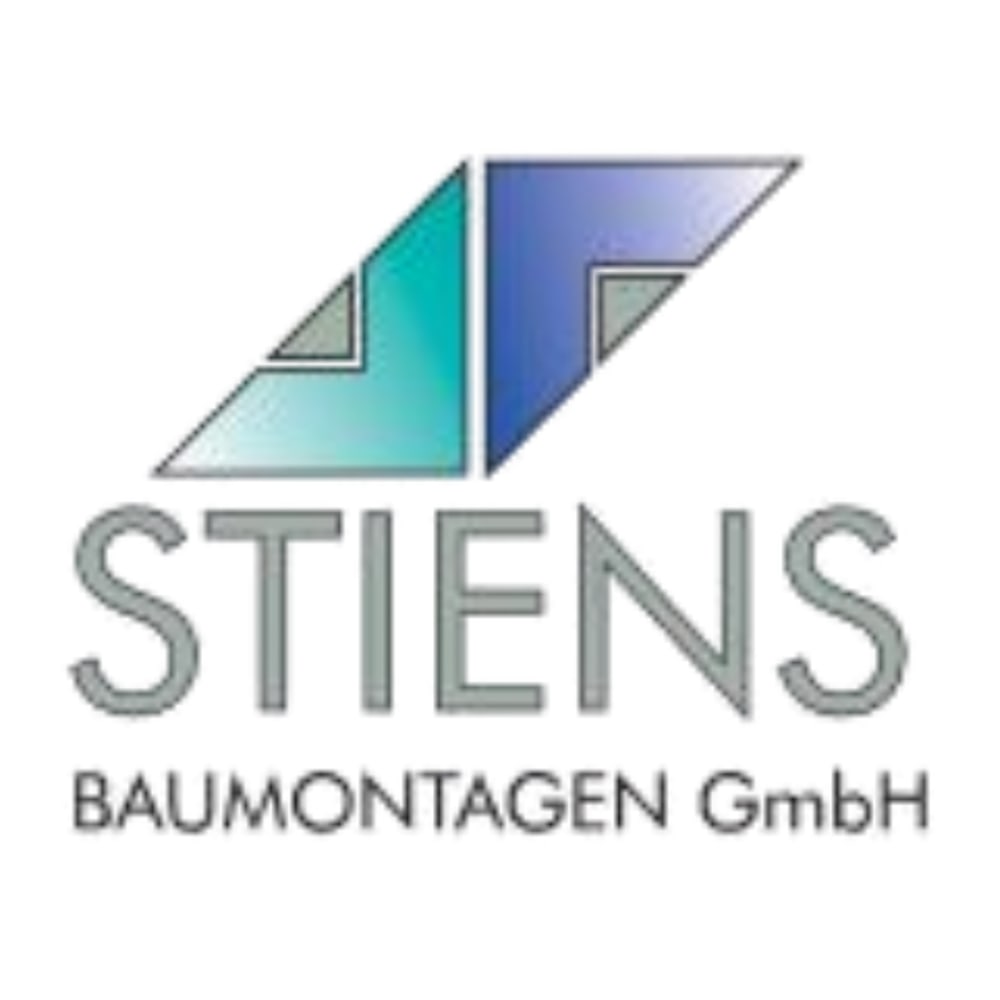 Logo der Stiens Baumontagen GmbH mit blau-grünen Dreieckselementen über dem grauen Firmennamen.