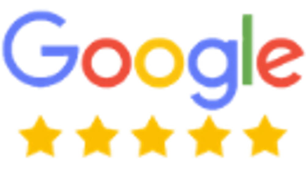 Google Logo mit fünf gelben Sternen für Bewertungen auf schwarzem Hintergrund.