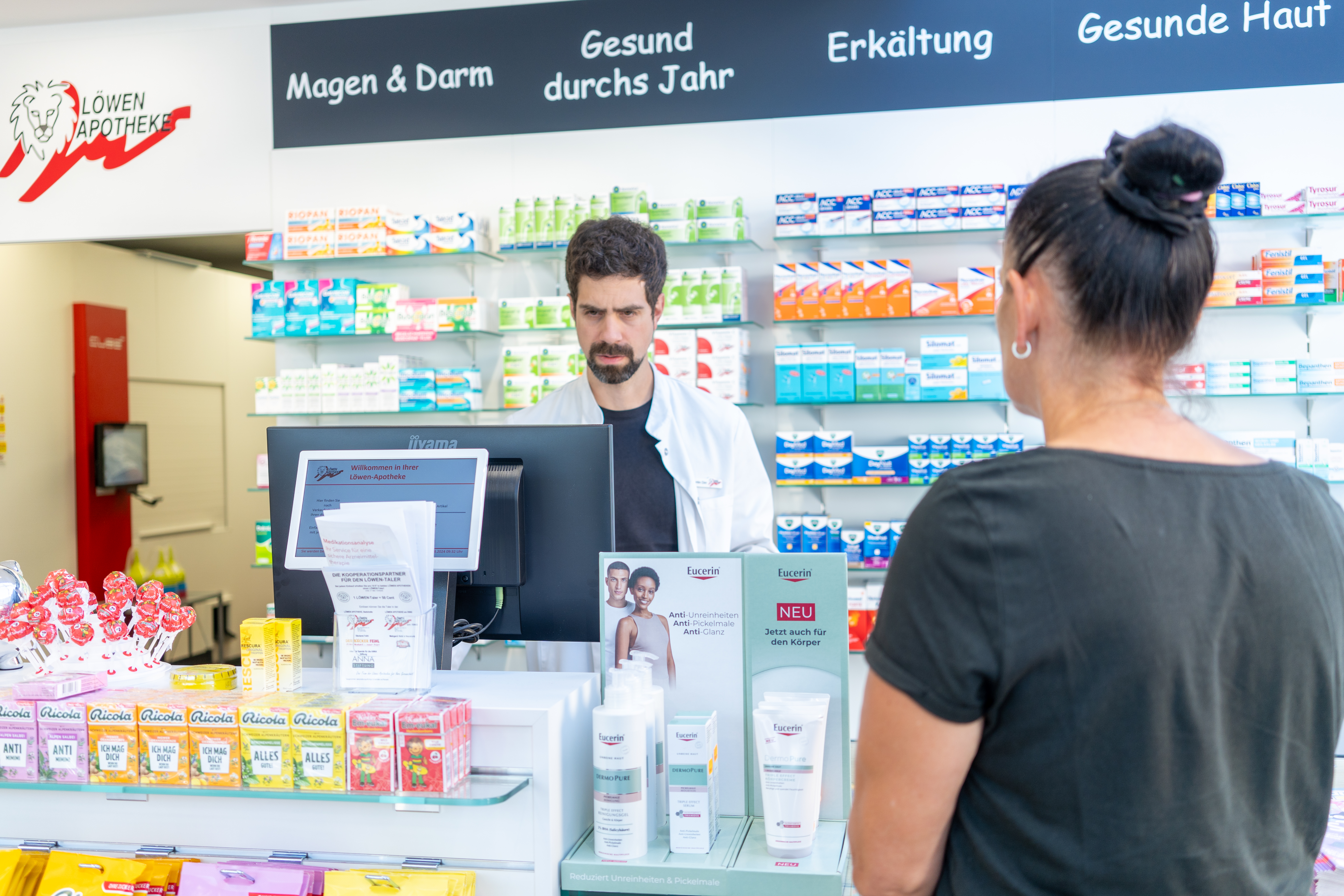 Gespräch am Beratungsplatz der LÖWEN Apotheke