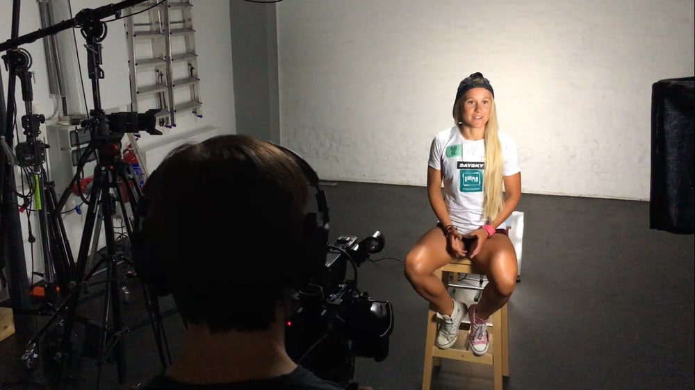 Julia Mayer bei Videoaufnahmen vor dem WACHAUmarathon 2017