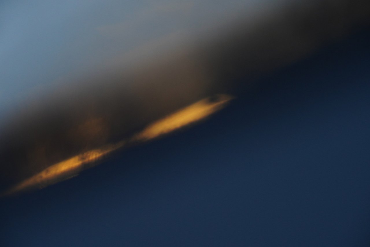 Abendlicht über einem Höhenzug