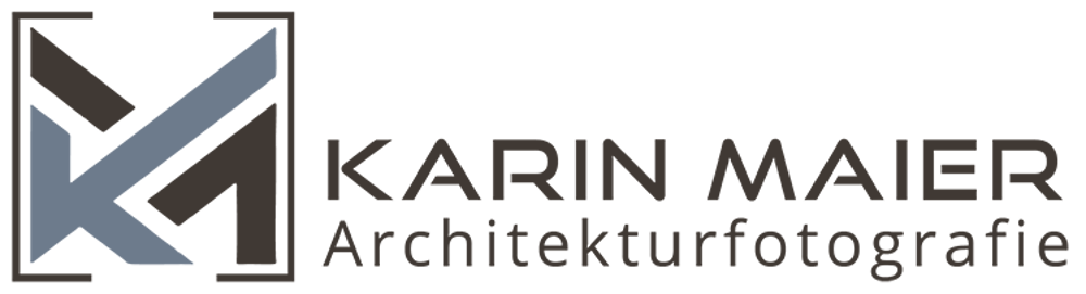 Logo mit verschlungenen K und M in Grau und Braun, daneben Text "KARIN MAIER Architekturfotografie".