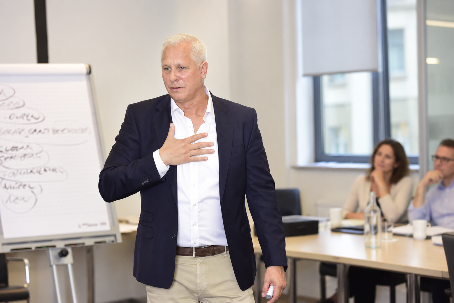 Oliver Banerjee im Training vor der Gruppe