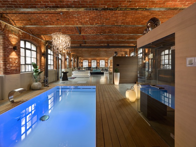 Blau beleuchteter Ausstellungspool mit Holzdeck