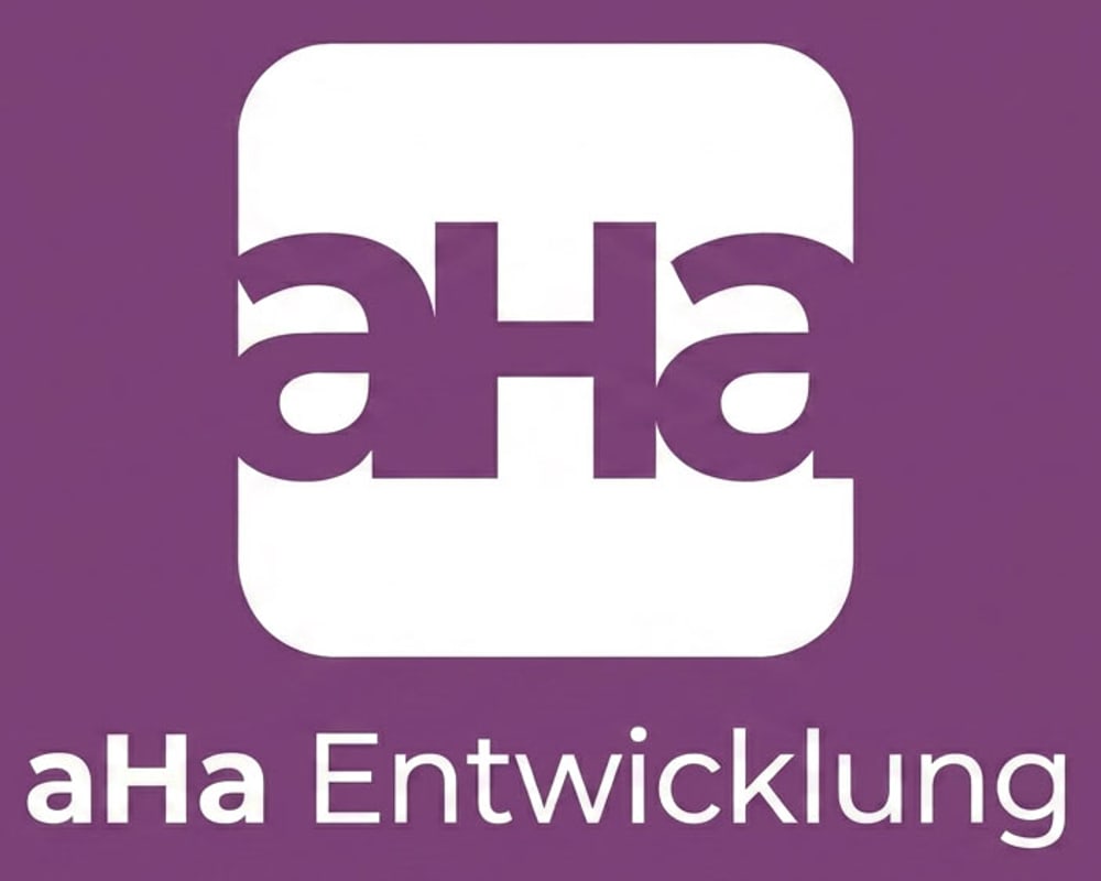 aHa Logo mit dem Schriftzug aHa Entwicklung in weißer und violetter Farbe.