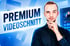 Ein Mann mit Hand am Kinn vor blauem Hintergrund mit dem Text Premium Videoschnitt und einer Bearbeitungssoftware.