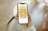 Smartphone mit Website in einer Hand