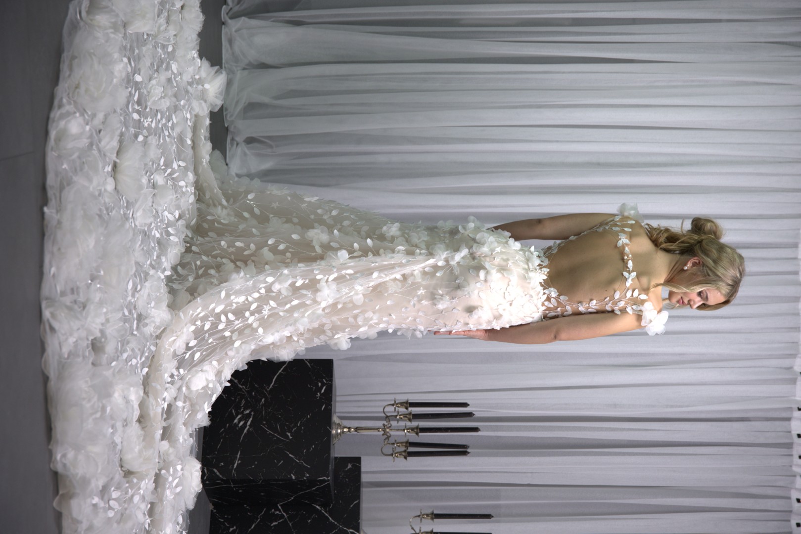 Brautaccessoires: Zarter Schleier und funkelnder Haarschmuck