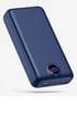 Matte dunkelblaue Powerbank mit abgerundeten Kanten, zwei USB-A- und einem USB-C-Anschluss sowie rundem LED-Display an der Oberseite.