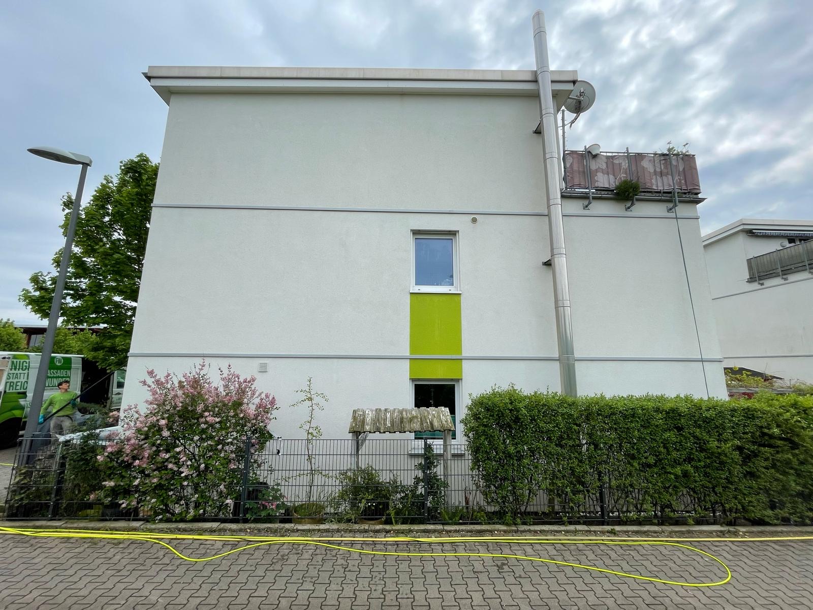 Dasselbe Gebäude nach der Reinigung, Fassade wieder weiß