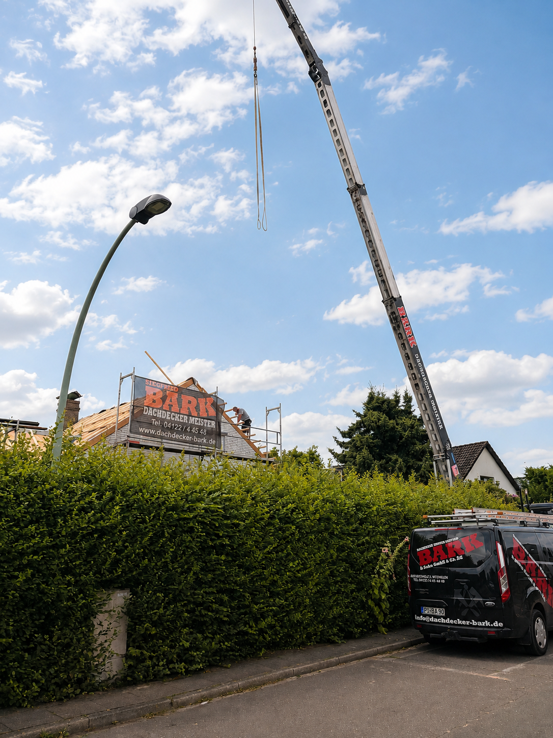 Autokran und Gerüst von Bark & Sohn im Einsatz