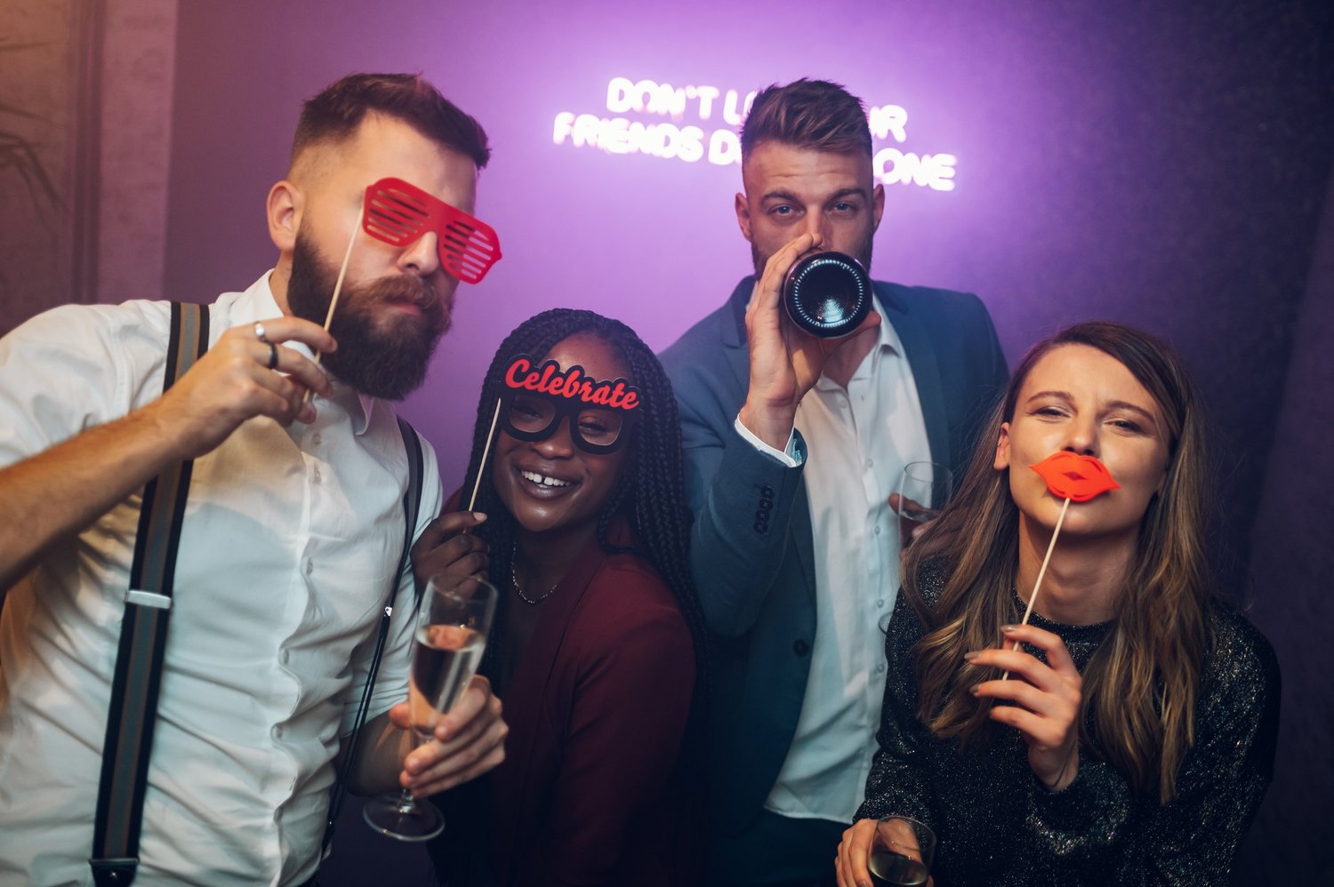 Freunde feiern und tanzen auf einer Party