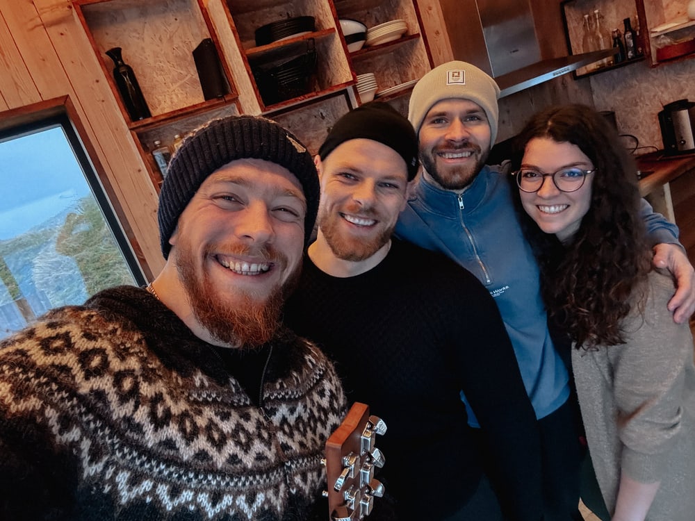 Selfie von vier Personen in der Holzstube