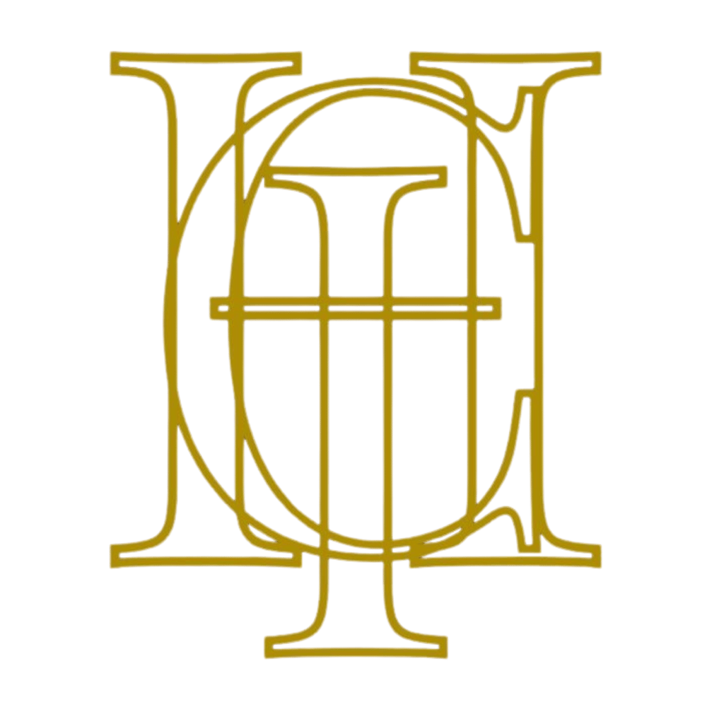 Goldenes Monogramm aus den ineinander verschlungenen Buchstaben H, C und I auf schwarzem Hintergrund.