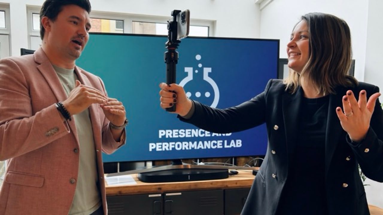 Souverän vor der Kamera sprechen mit Präsenz, Klarheit und professioneller Kommunikation