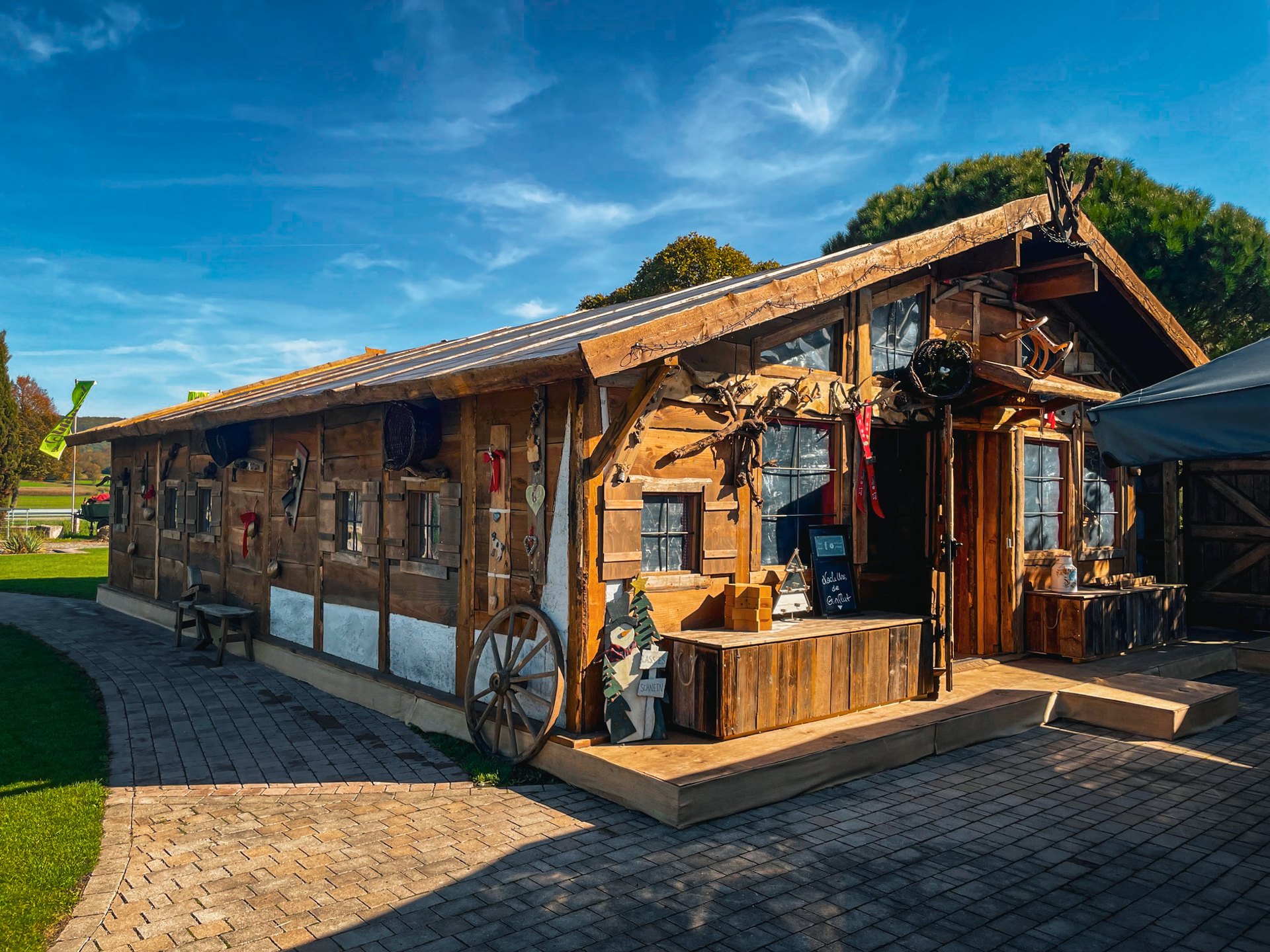 Das Holzchalet von außen an einem klaren Tag