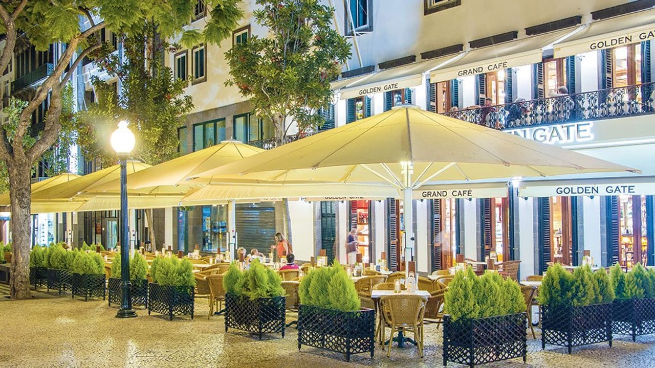 Sonnenschirm auf Gastronomieterrasse am Abend