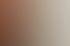 Ein moderner Büroraum mit einem Schreibtisch, farbigen Vorhängen, einem Fenster, Pflanzen und einem abstrakten Gemälde.